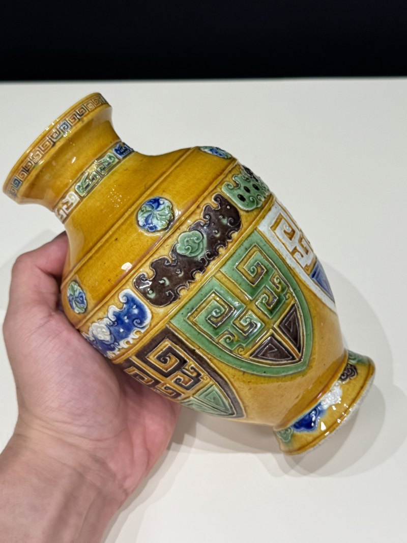 清中期 黄釉素三彩浮雕饕餮纹仿青铜小尊 - 图6