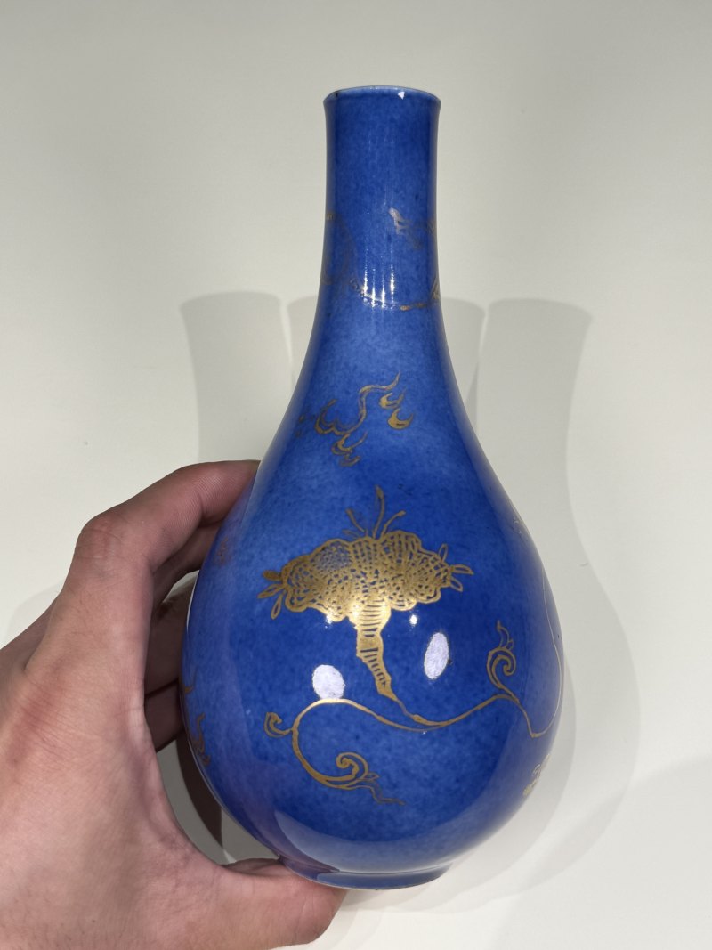 清康熙 洒蓝釉描金云龙纹小胆瓶 - 图8
