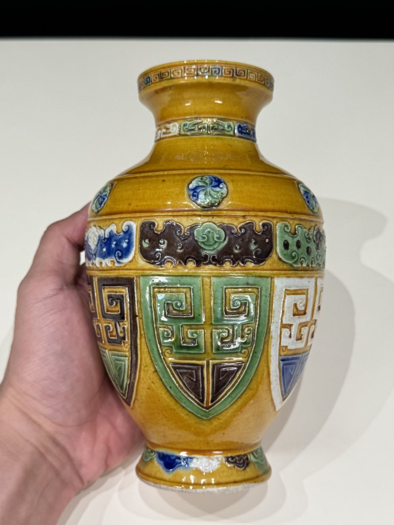 清中期 黄釉素三彩浮雕饕餮纹仿青铜小尊 - 图7