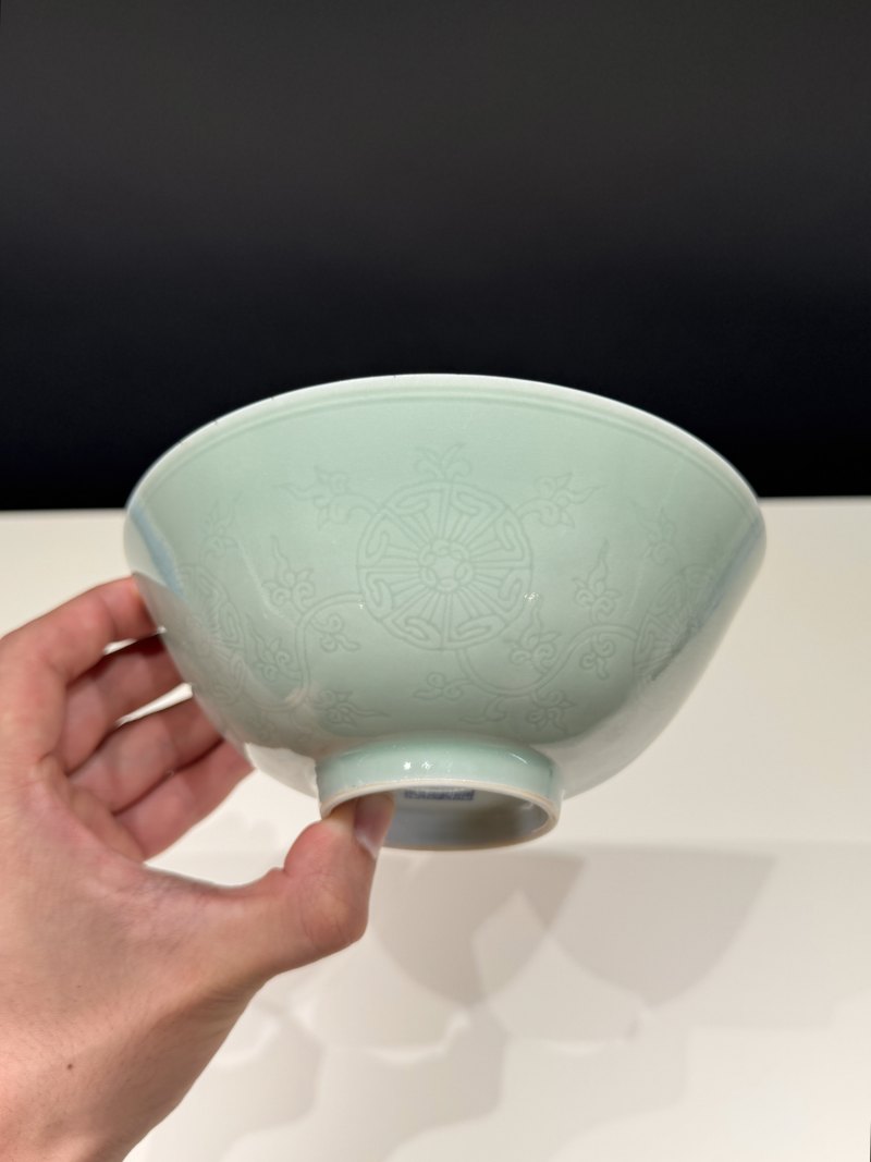 清嘉庆 粉青釉暗刻团菊纹碗 - 图4