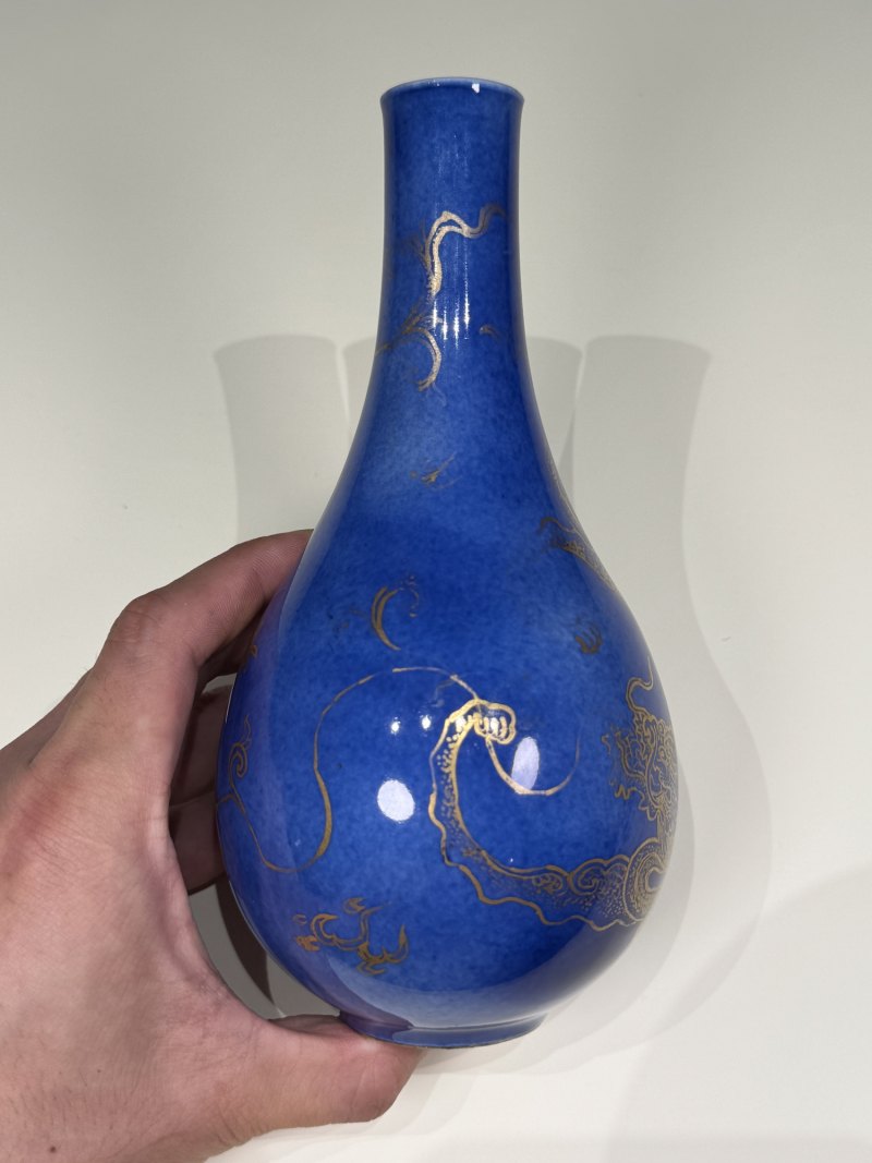 清康熙 洒蓝釉描金云龙纹小胆瓶 - 图9