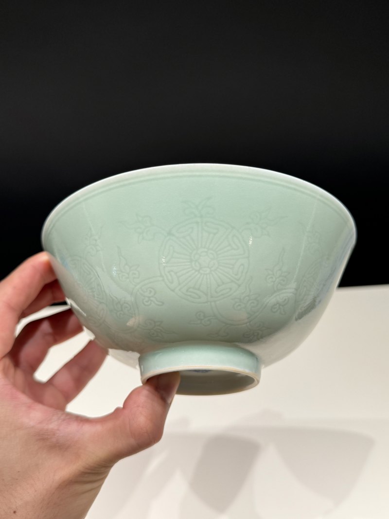 清嘉庆 粉青釉暗刻团菊纹碗 - 图5