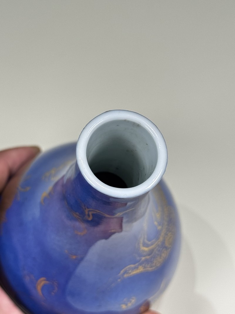 清康熙 洒蓝釉描金云龙纹小胆瓶 - 图10