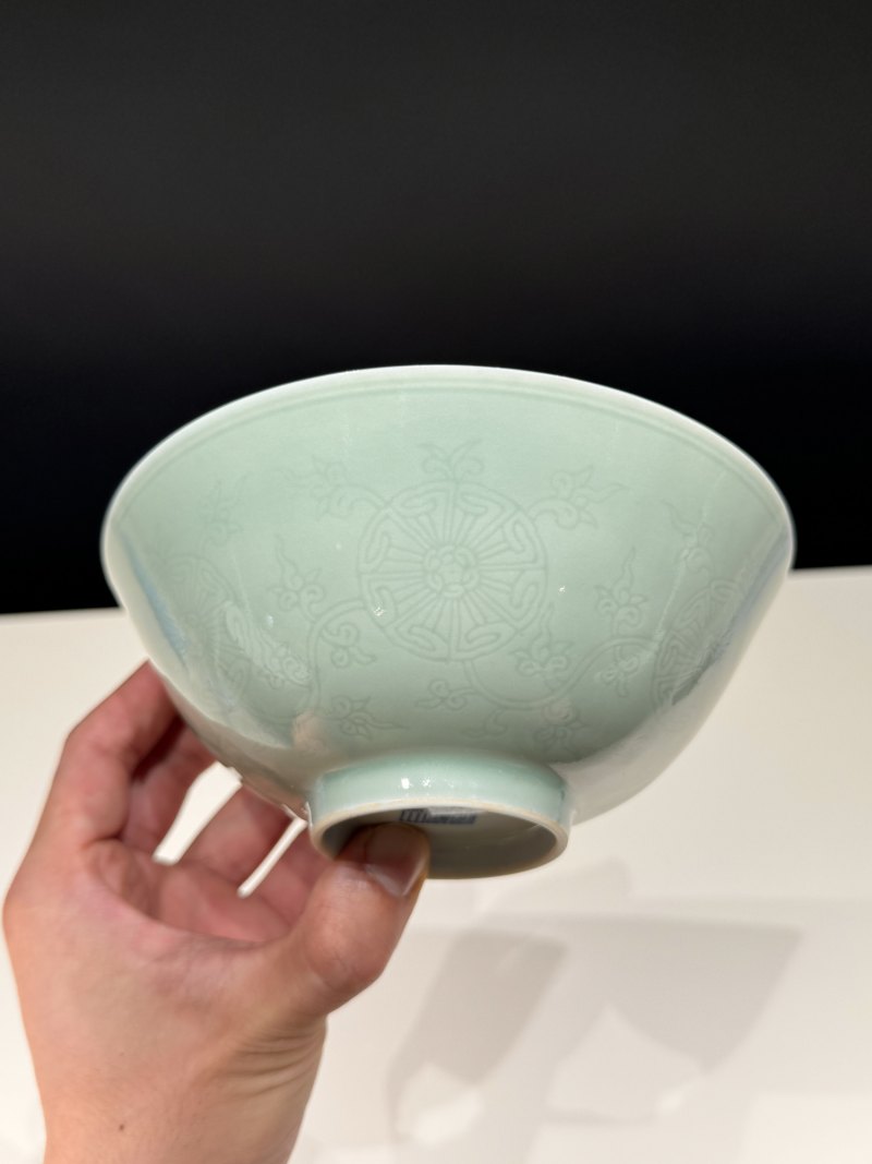 清嘉庆 粉青釉暗刻团菊纹碗 - 图6