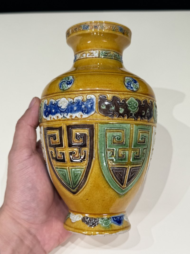 清中期 黄釉素三彩浮雕饕餮纹仿青铜小尊 - 图9