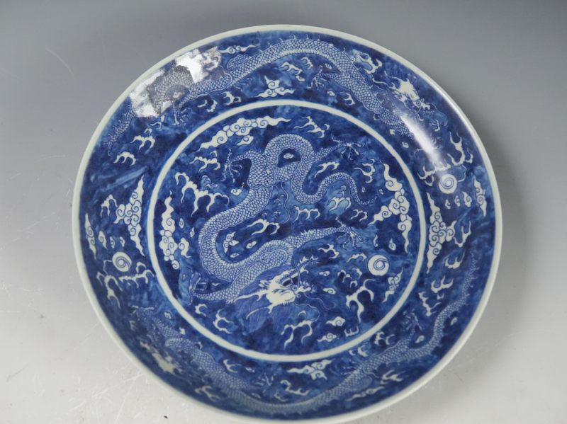 清 蓝地青花龙纹盘