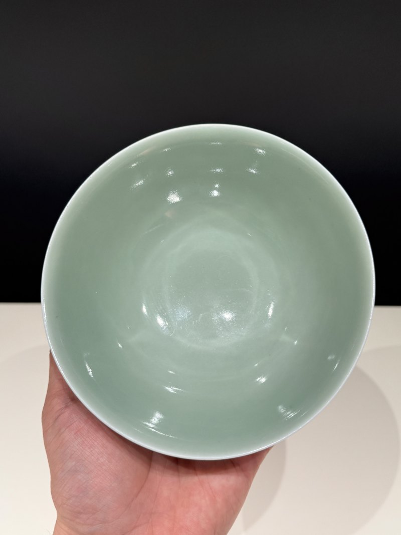 清嘉庆 粉青釉暗刻团菊纹碗 - 图7