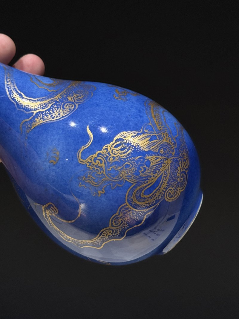 清康熙 洒蓝釉描金云龙纹小胆瓶 - 图12
