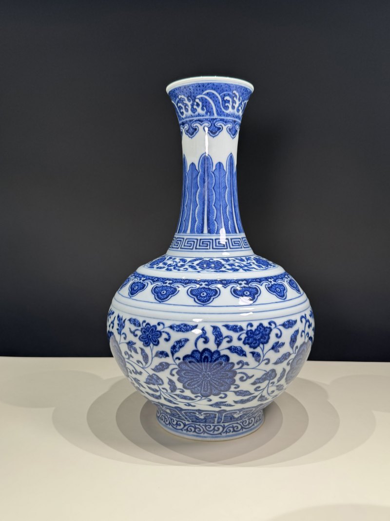 清同治 青花缠枝莲纹赏瓶 - 图5