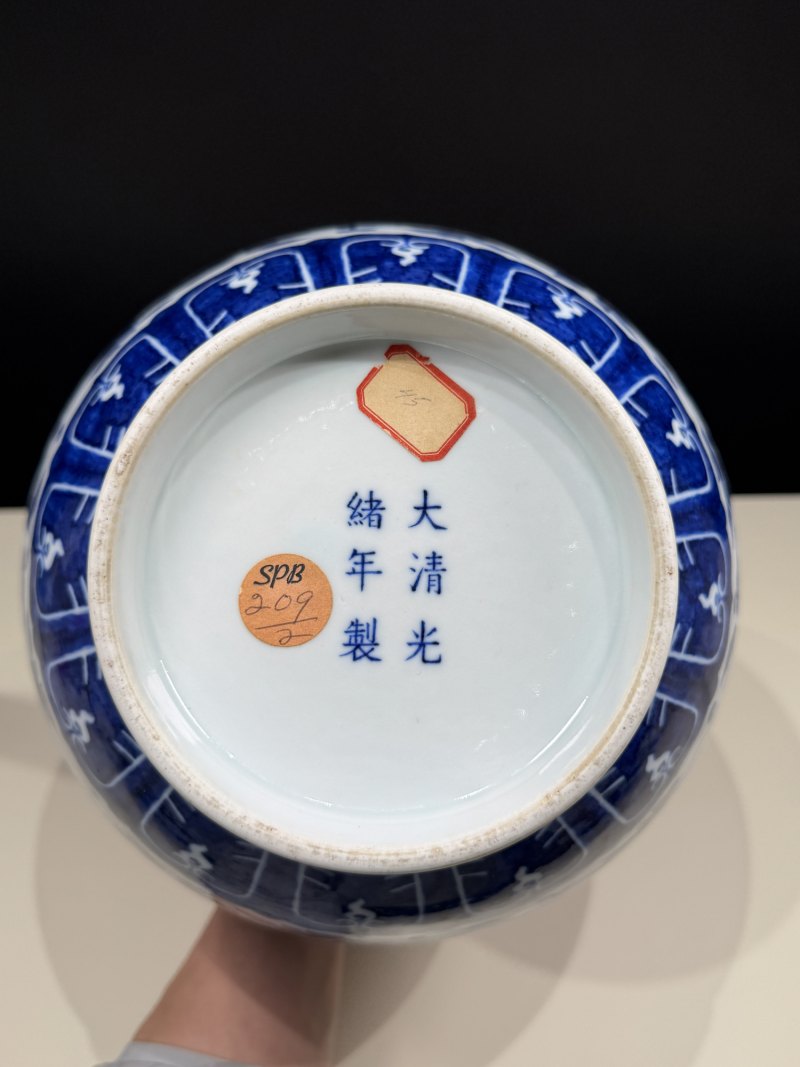清光绪 青花缠枝莲纹赏瓶 - 图18