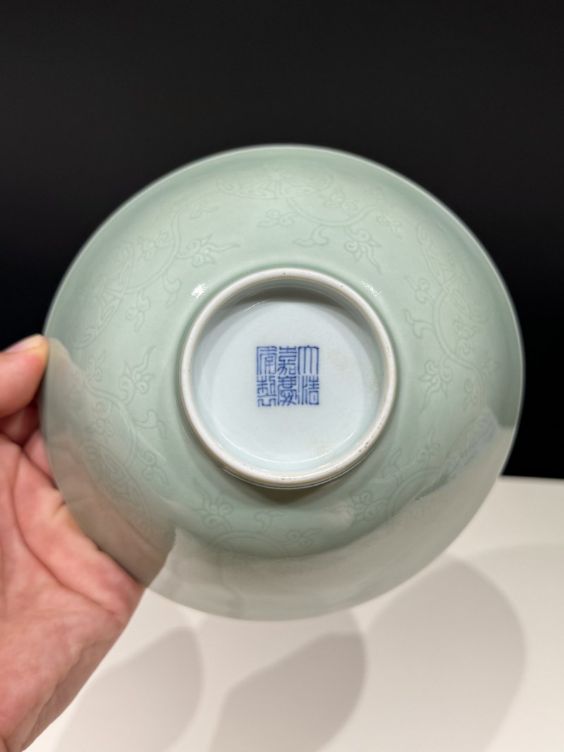 清嘉庆 粉青釉暗刻团菊纹碗 - 图8