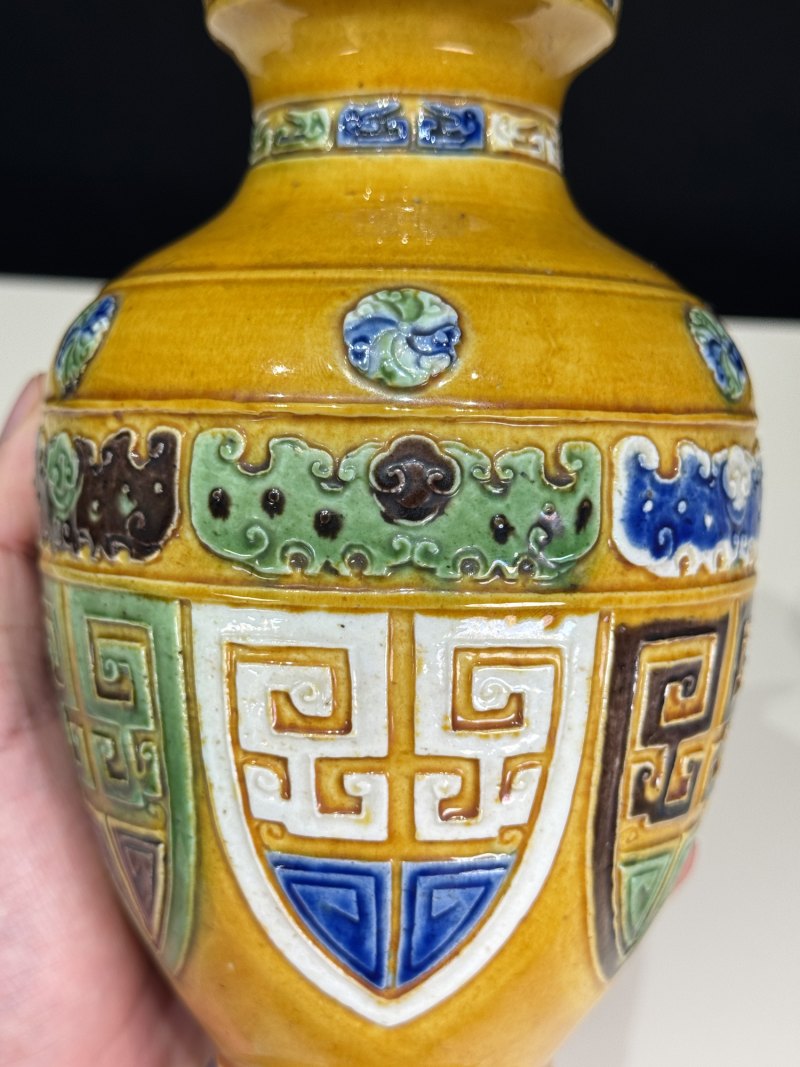 清中期 黄釉素三彩浮雕饕餮纹仿青铜小尊 - 图12