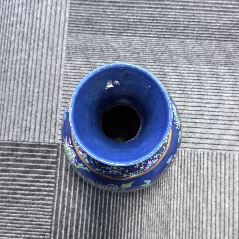 清光绪 蓝釉粉彩洞石花卉纹赏瓶 - 图6