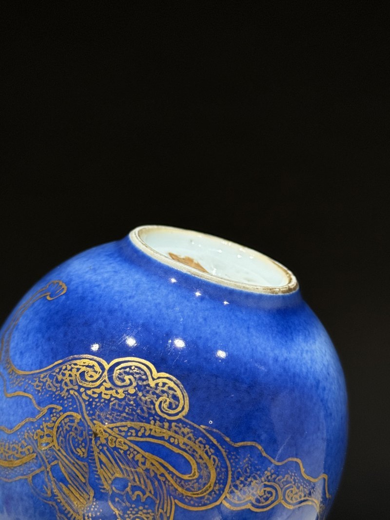 清康熙 洒蓝釉描金云龙纹小胆瓶 - 图14