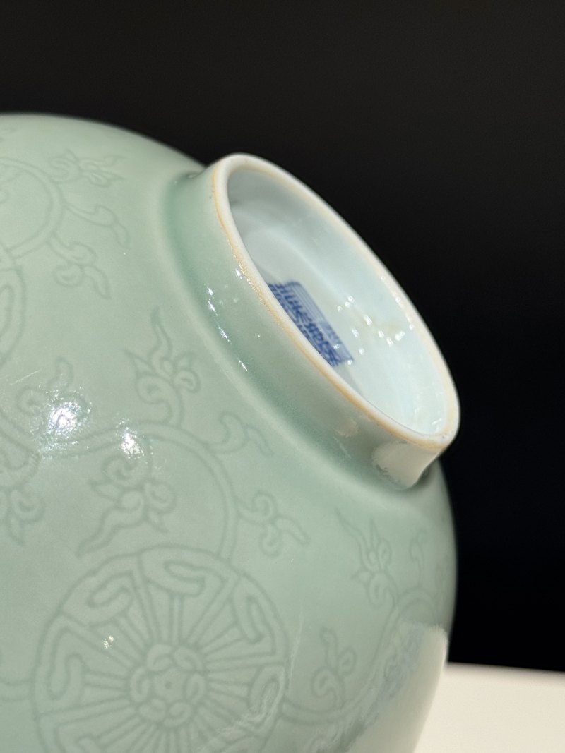 清嘉庆 粉青釉暗刻团菊纹碗 - 图10