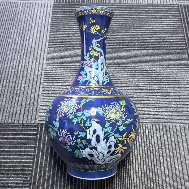 清光绪 蓝釉粉彩洞石花卉纹赏瓶 - 图7