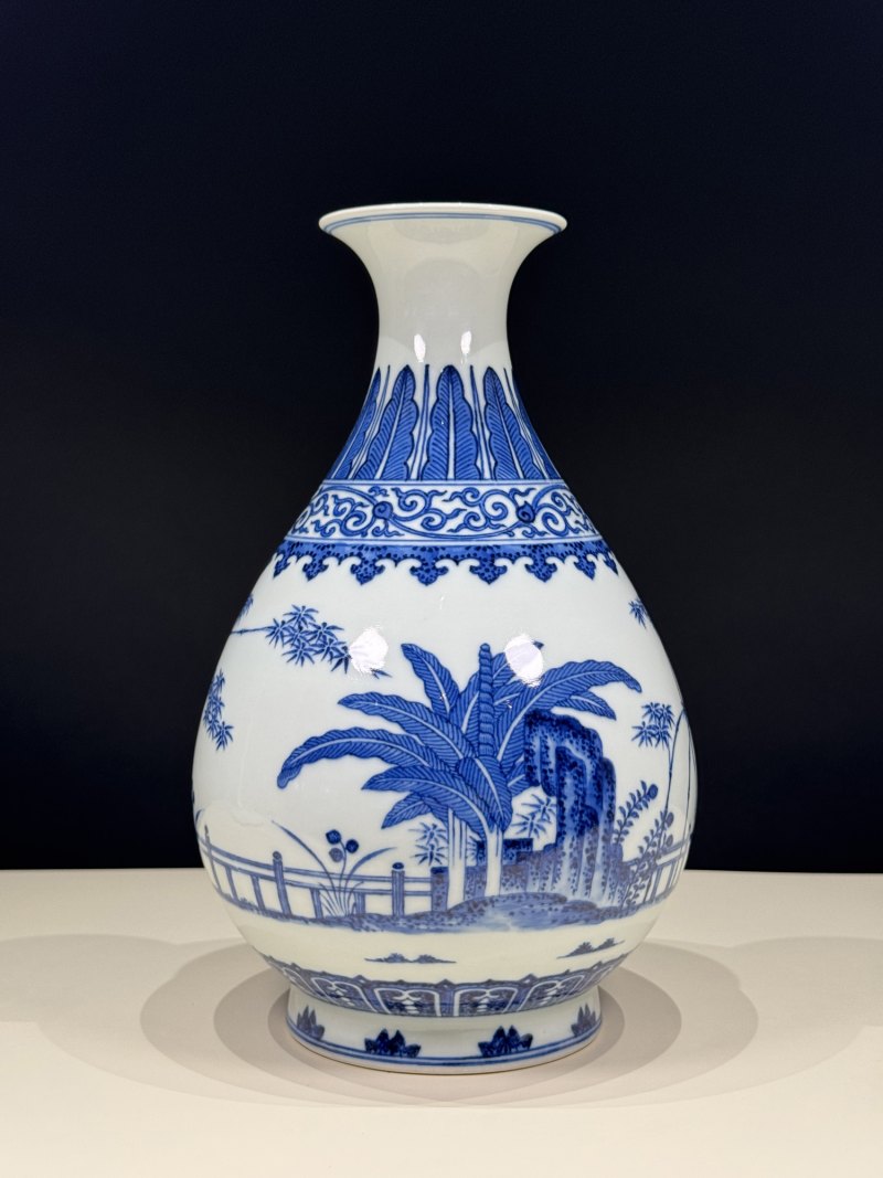 清同治 青花竹石芭蕉纹玉壶春瓶 - 图5