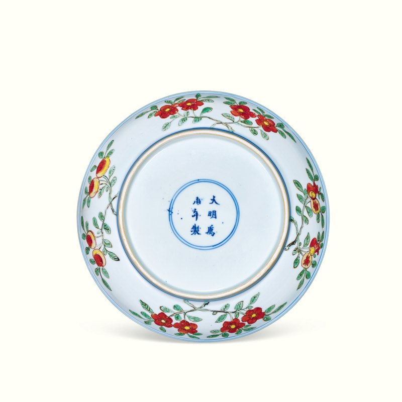 明万历 青花五彩洞石花蝶纹盘 - 图2