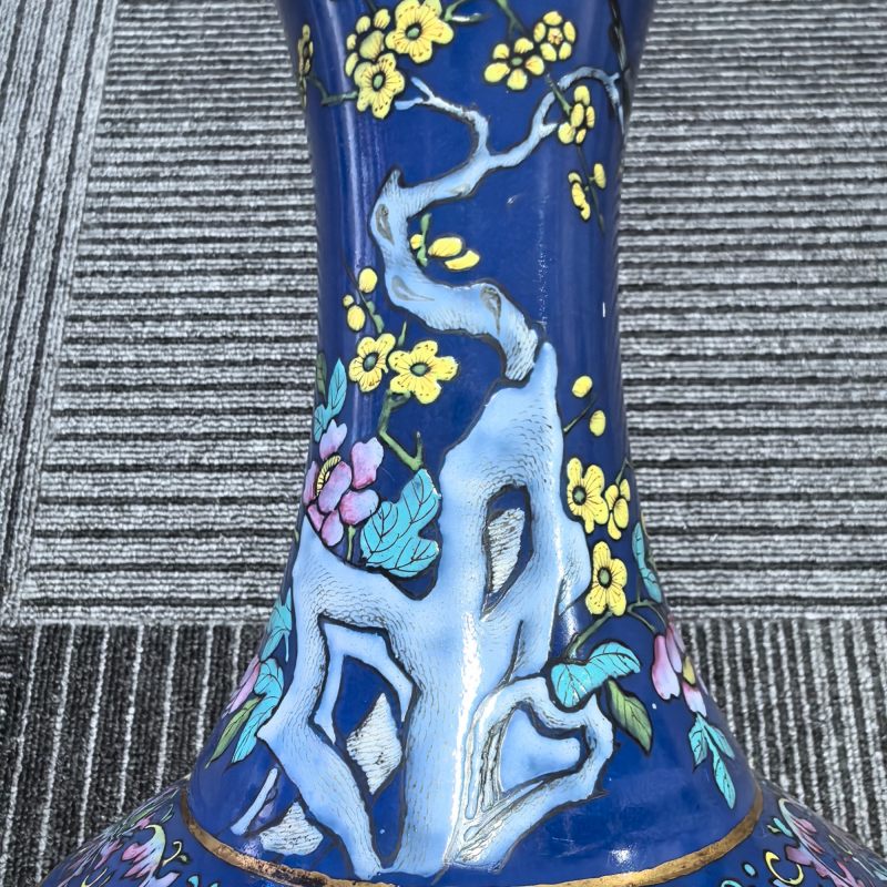 清光绪 蓝釉粉彩洞石花卉纹赏瓶 - 图9
