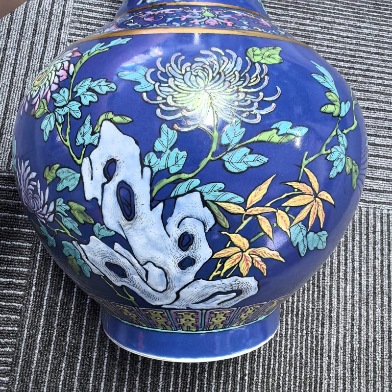 清光绪 蓝釉粉彩洞石花卉纹赏瓶 - 图11