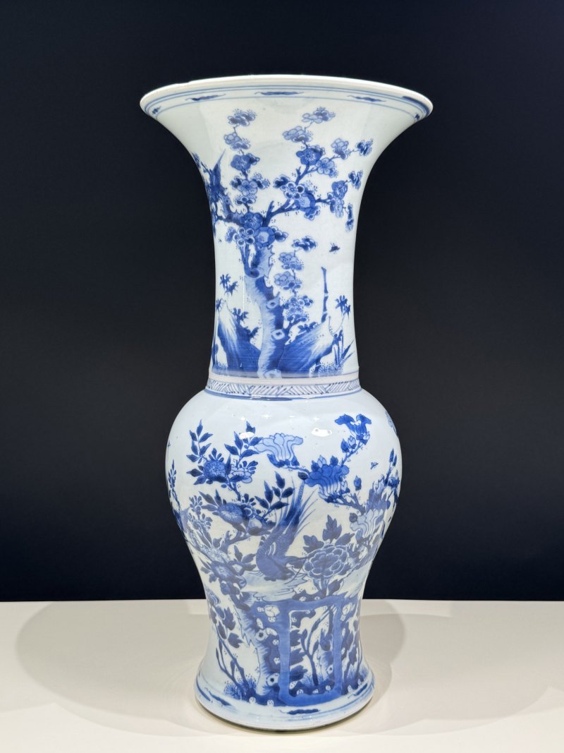 清康熙 青花洞石四季花卉锦鸡纹凤尾尊 - 图4