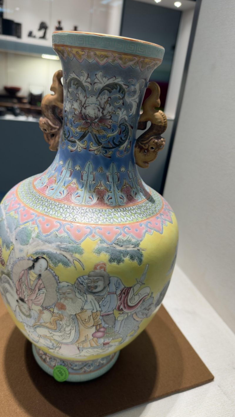    清 粉彩人物螭龍雙耳紋瓶“大清道光”款 - 图5