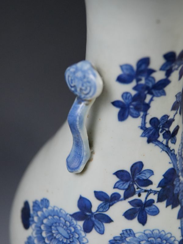 清晚期青花洞石花卉如意耳瓶 - 图4