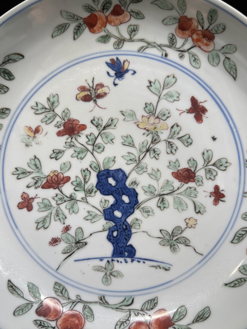 明万历 青花五彩洞石花蝶纹盘 - 图8