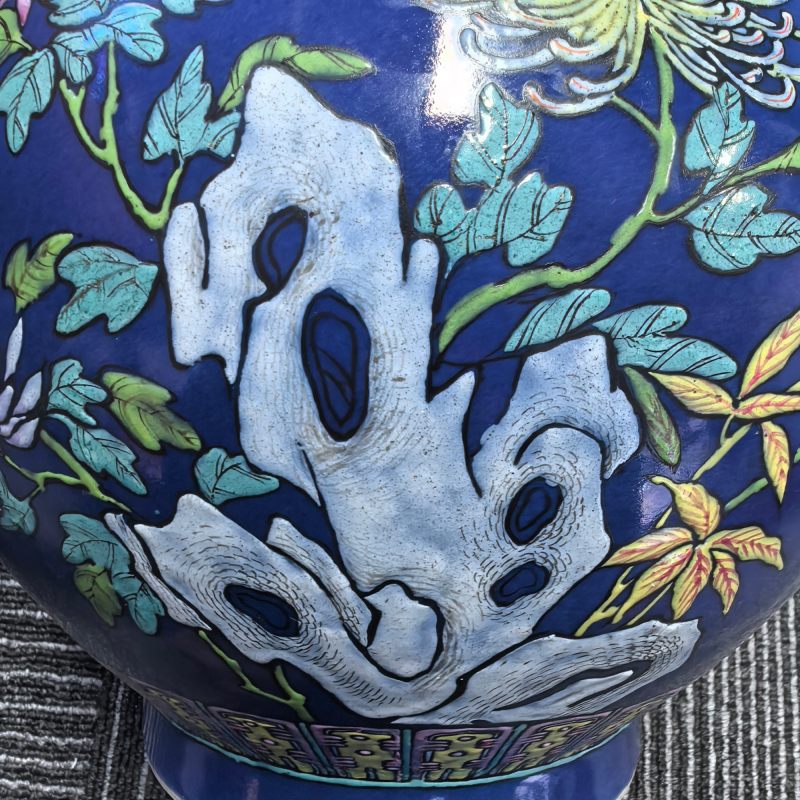 清光绪 蓝釉粉彩洞石花卉纹赏瓶 - 图13
