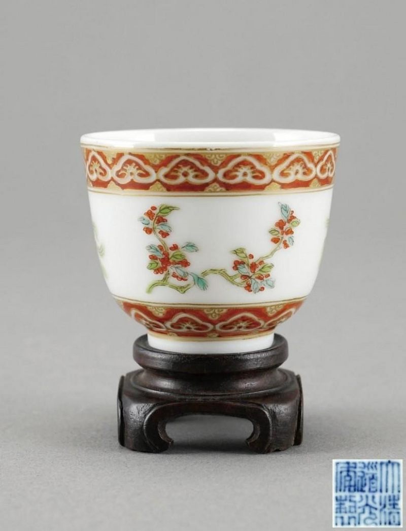    清 粉彩花卉杯（連座）