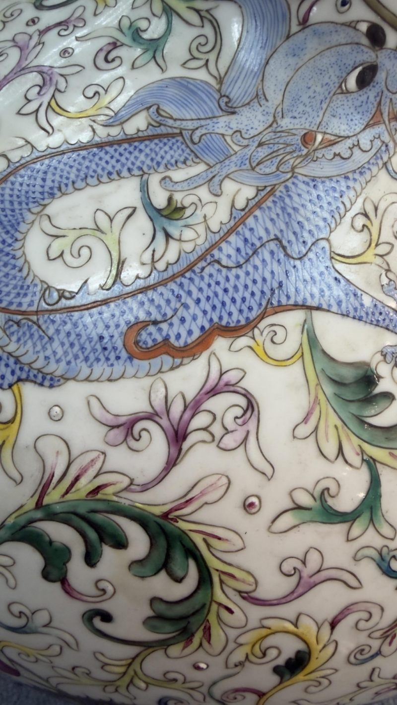    民國 粉彩白地纏枝花卉龍紋天球瓶（連木座） - 图8
