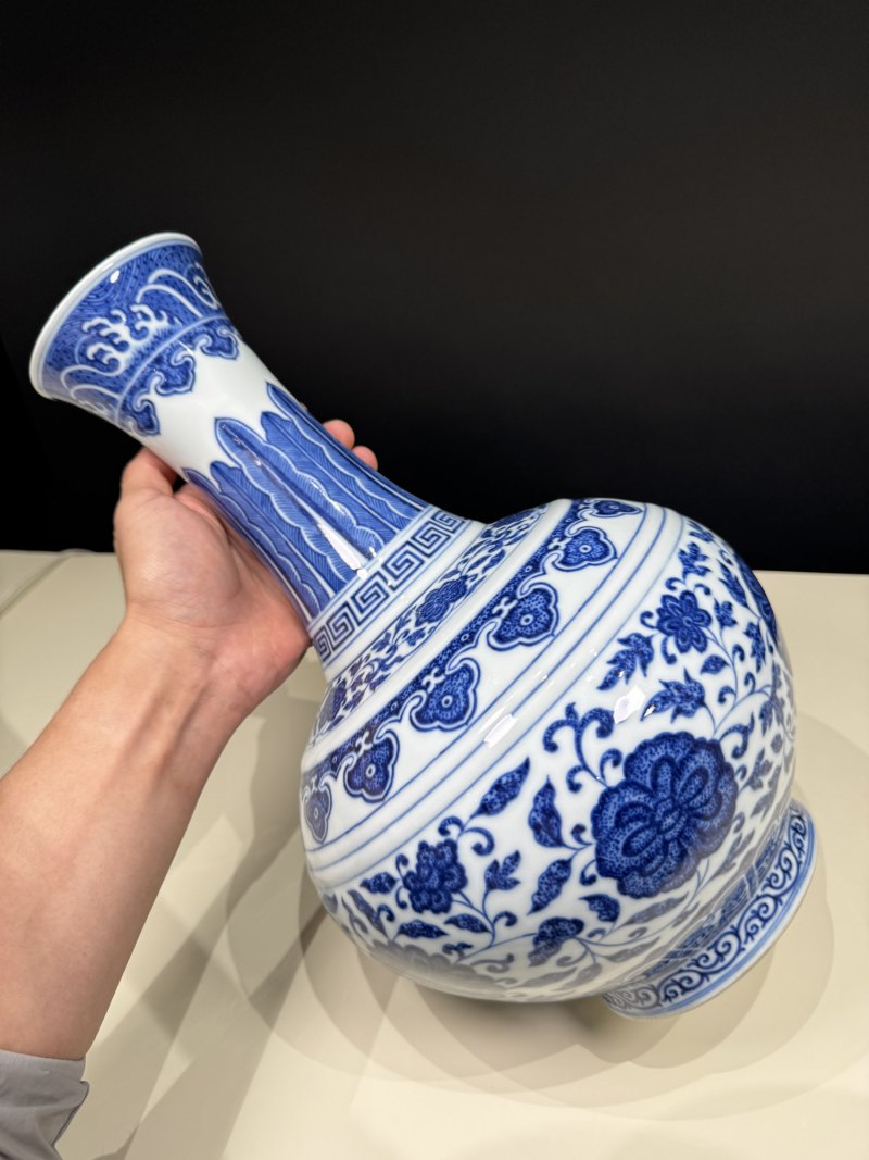 清同治 青花缠枝莲纹赏瓶 - 图6