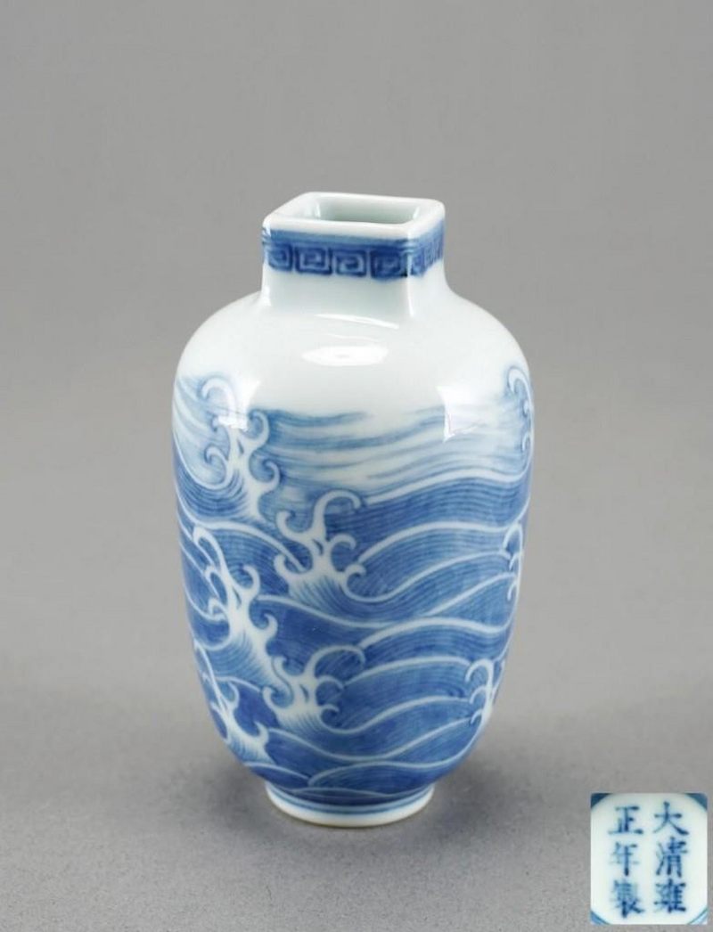    清 青花海水紋方口小瓶