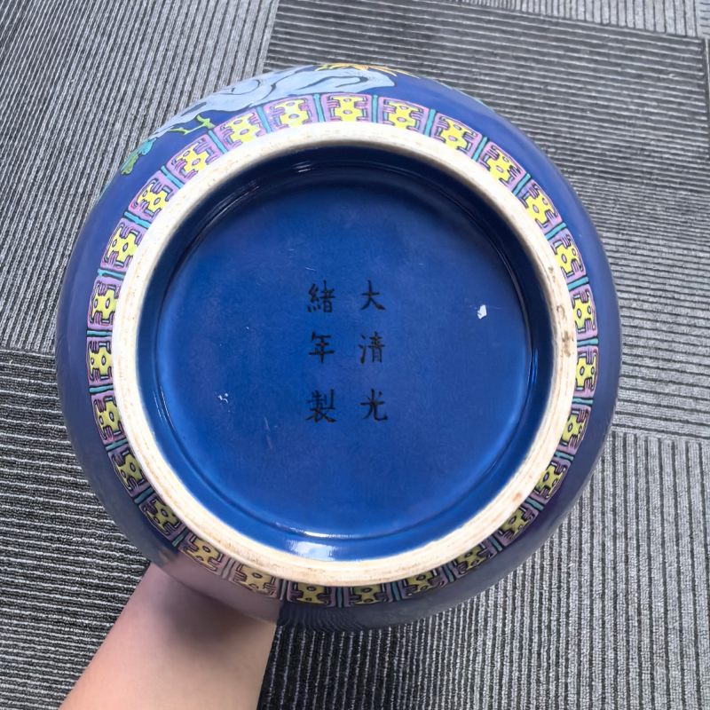 清光绪 蓝釉粉彩洞石花卉纹赏瓶 - 图16