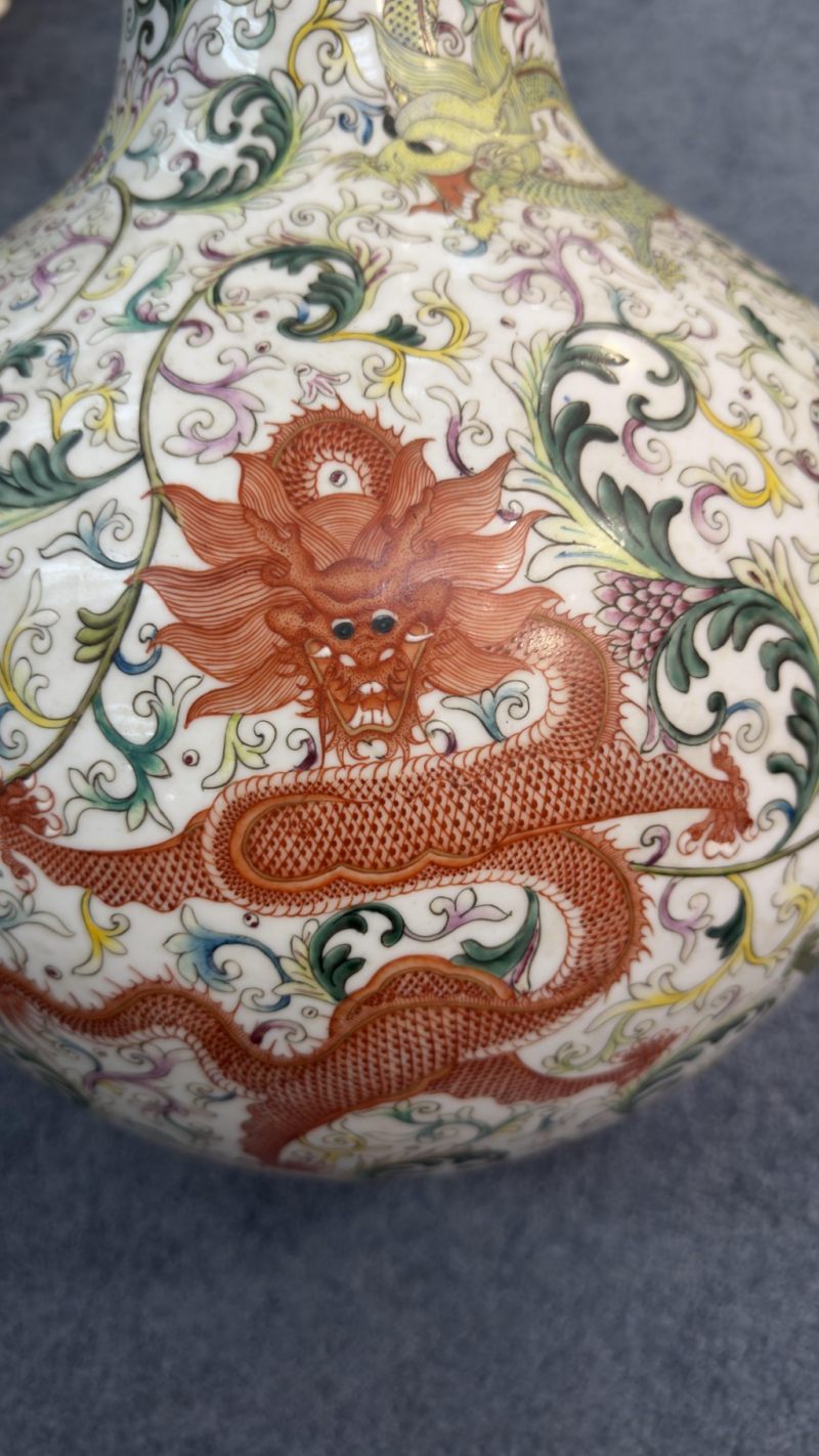    民國 粉彩白地纏枝花卉龍紋天球瓶（連木座） - 图10