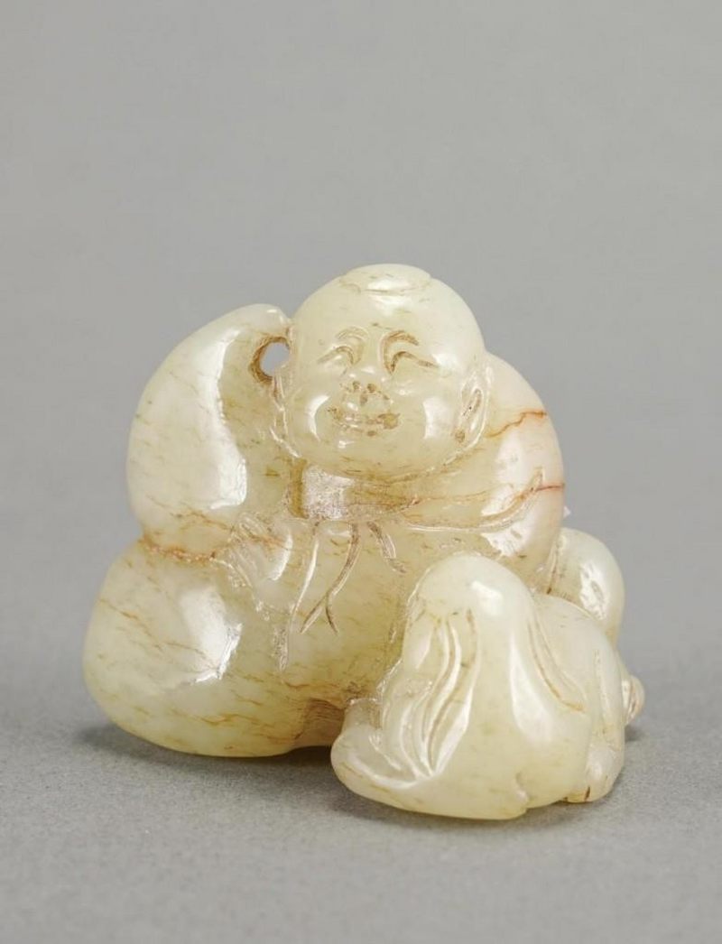    青玉雕童子抱蓮手把件