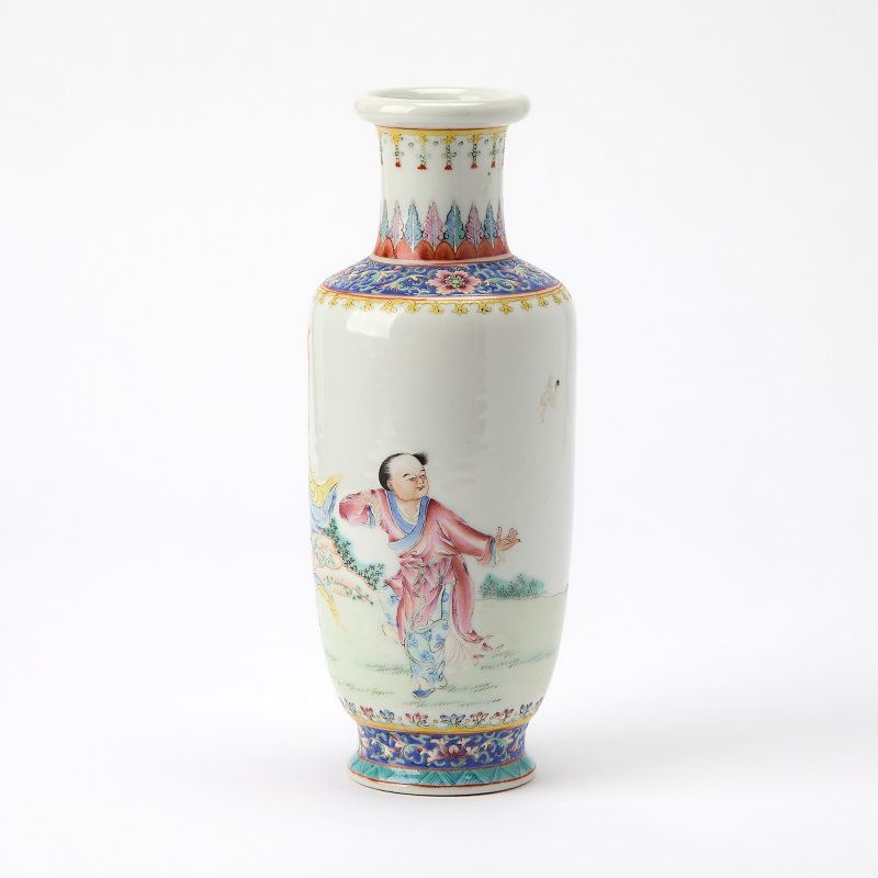 A Chinese Famille Rose Porcelain Vase - 图2