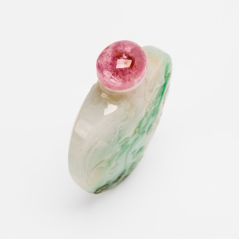 A Chinese Carved Jadeite Snuff Bottle - 图3