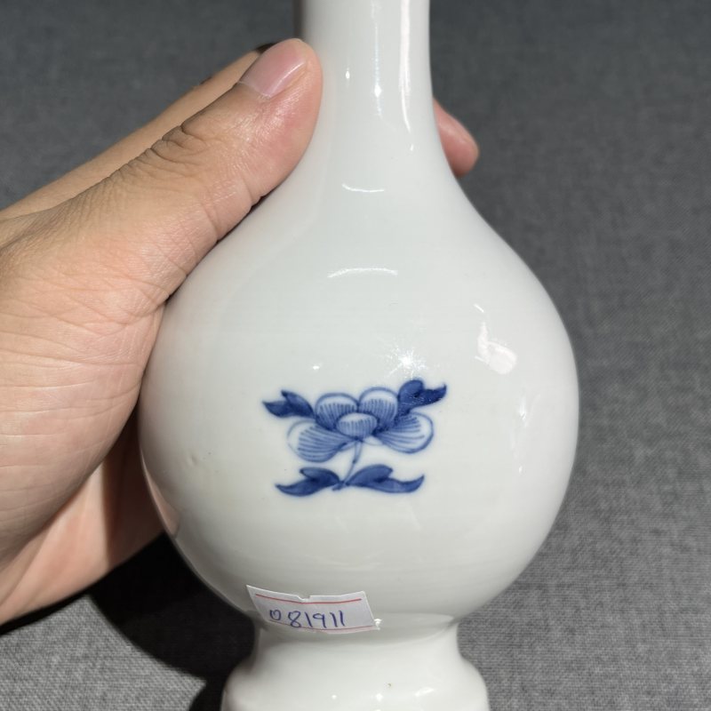 清乾隆青花花卉赏瓶 - 图6
