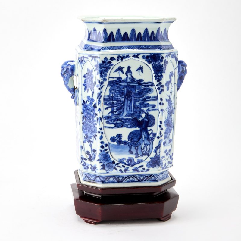A Chinese Faceted Blue and White Porcelain Vase - 图4