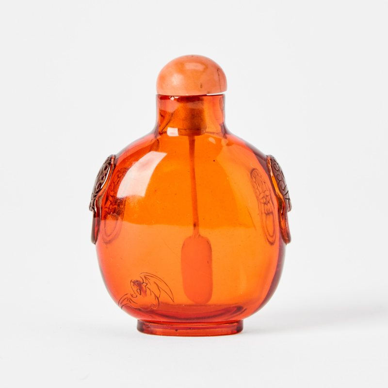 A Chinese Carved Amber Snuff Bottle with a Zitan Box - 图3