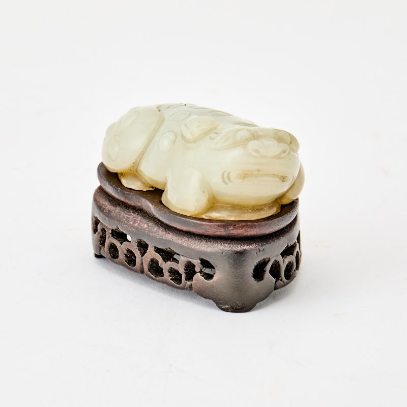 A Chinese Carved Celadon Jade Three-Legged Toad - 图2