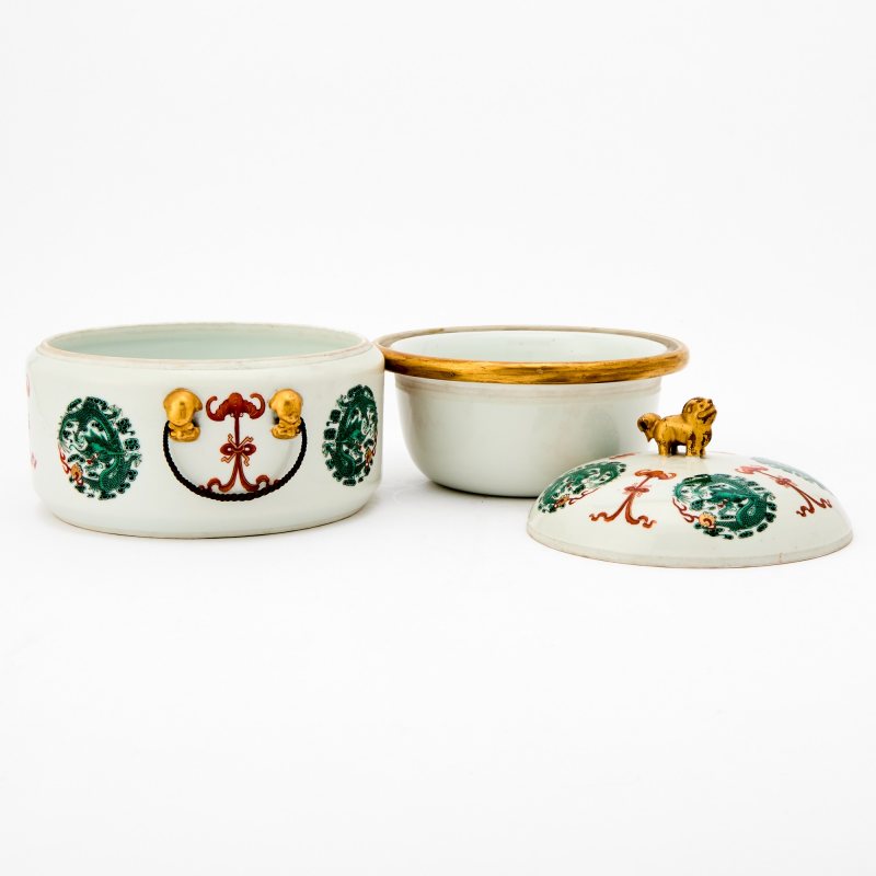 A Chinese Gilt-Decorated Enameled Porcelain Jar and Cover - 图3