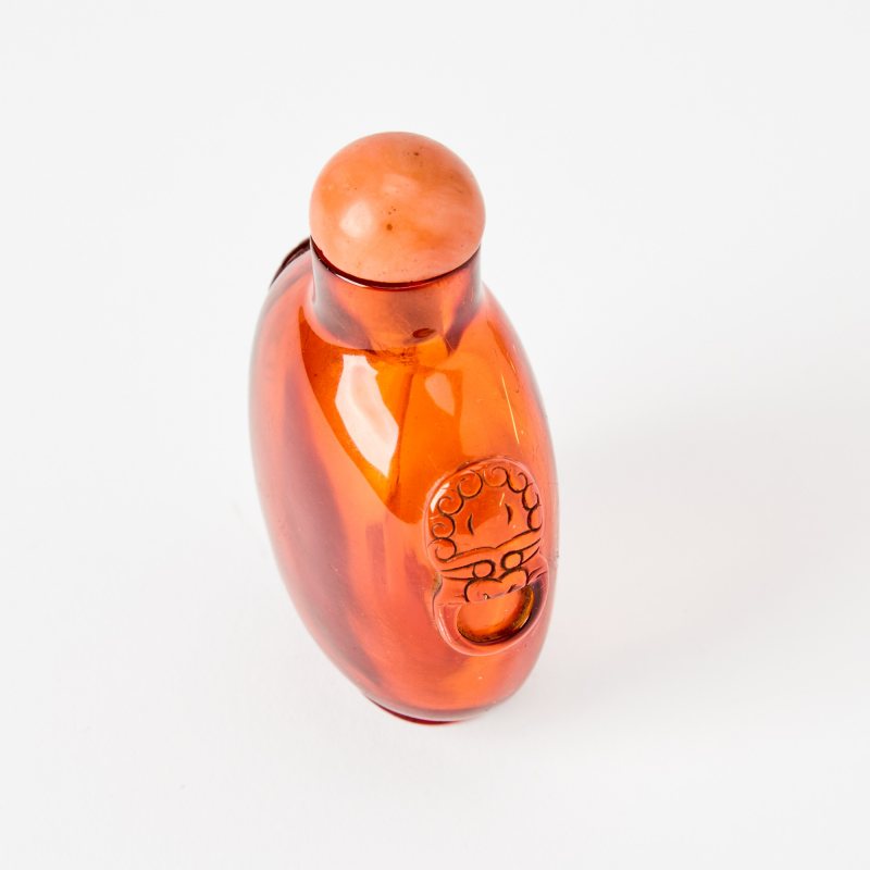 A Chinese Carved Amber Snuff Bottle with a Zitan Box - 图4