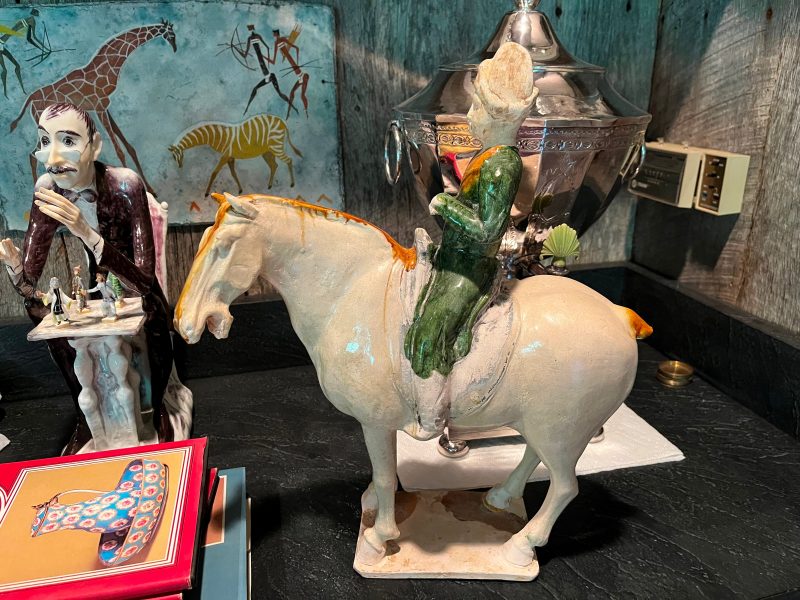 A Chinese Sancai Glazed Pottery Equestrian Figure - 图7