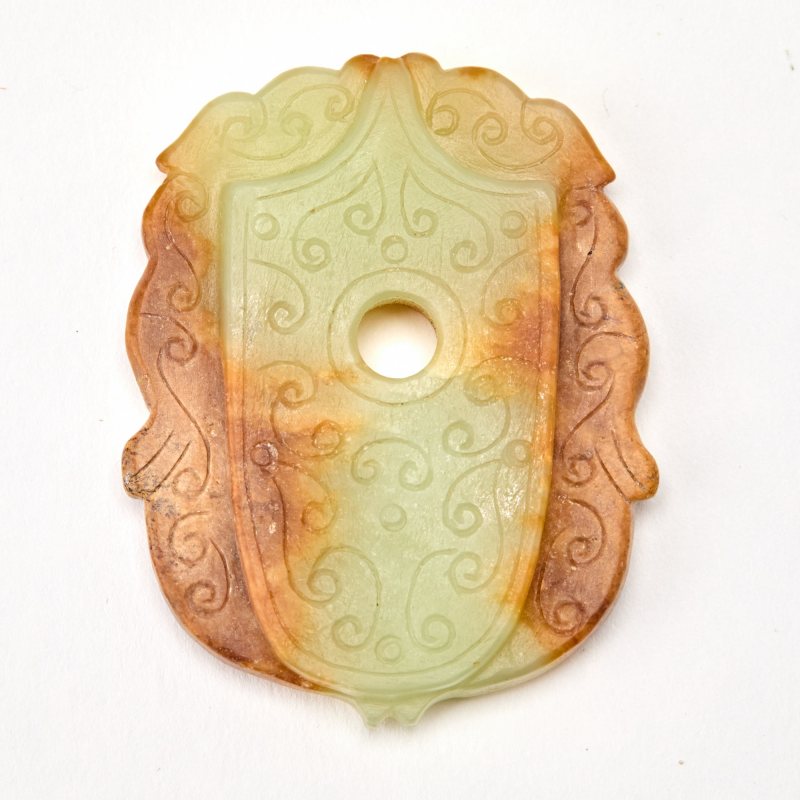 A Chinese Carved Celadon and Russet Jade Pendant - 图2
