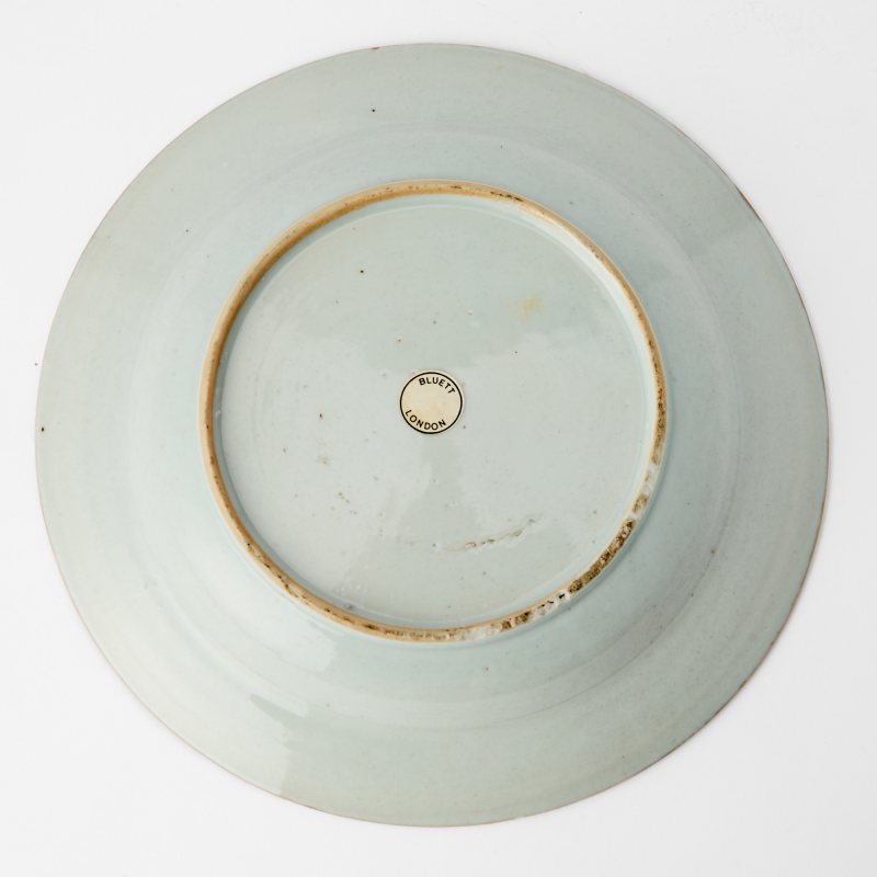 A Rare Pair of Swedish-Market Chinese Export Slip-Decorated and Enameled Porcelain Plates - 图5