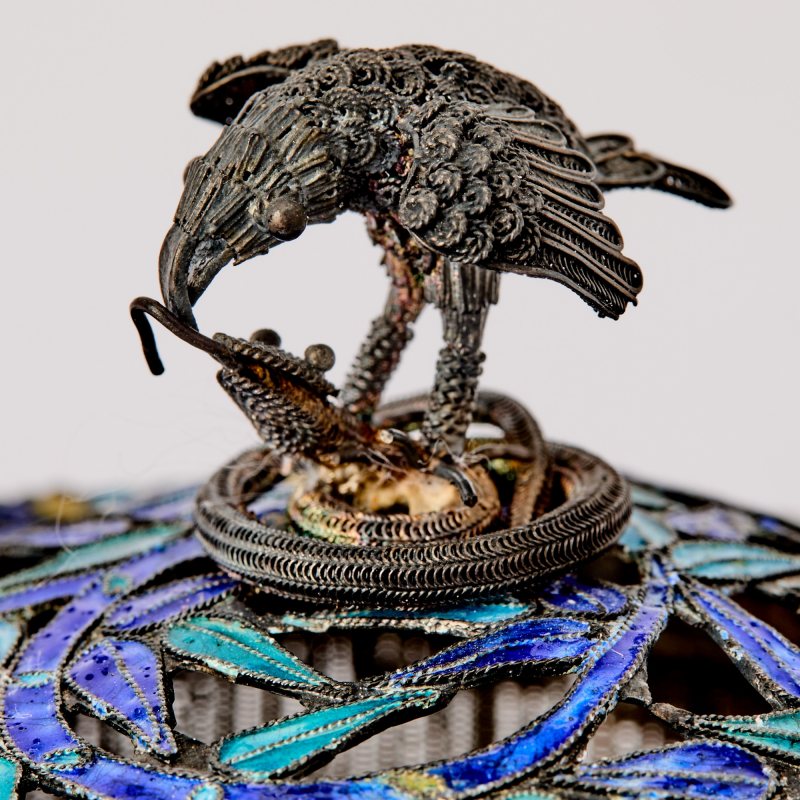 A Chinese Silver Filigree and Enamel Three-Piece Garniture - 图4