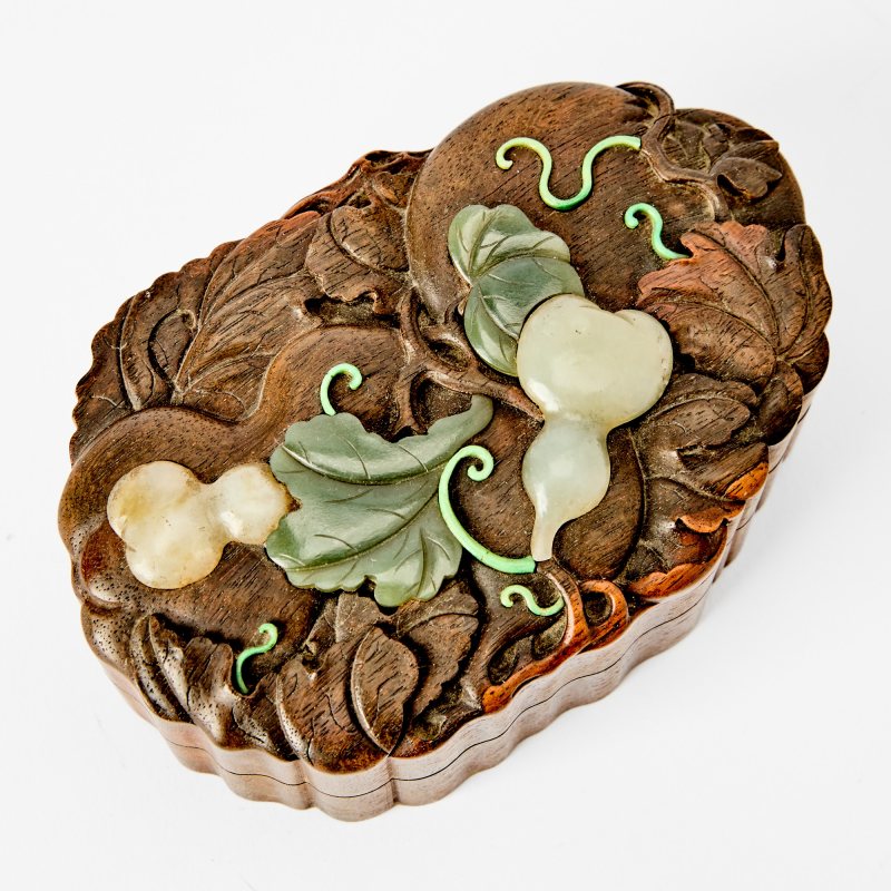 A Chinese Carved Amber Snuff Bottle with a Zitan Box - 图5