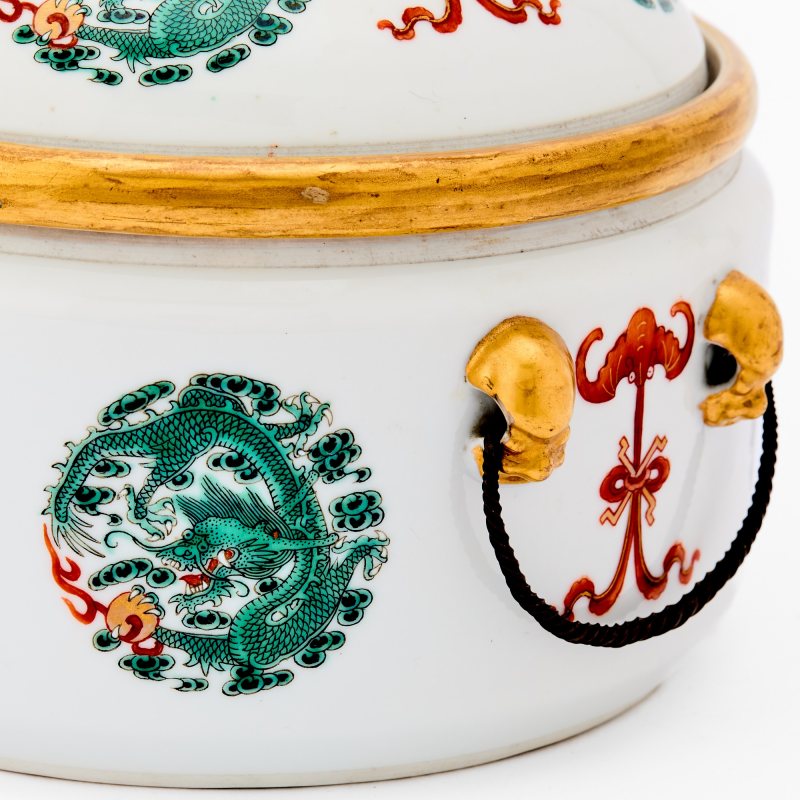 A Chinese Gilt-Decorated Enameled Porcelain Jar and Cover - 图4
